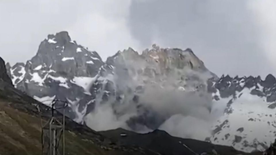 Gipfel abgebrochen: Massiver Felssturz in Tirol beobachtet