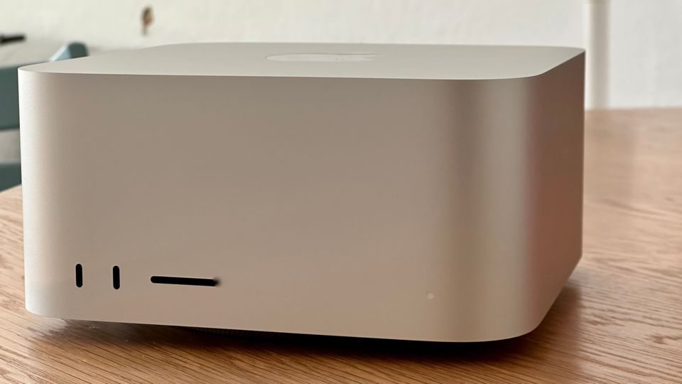 Neuer Desktop-Rechner: Auf der Vorderseite bietet der Mac Studio zwei USB-C-Anschlüsse sowie einen Kartenleser Auf der Vorderseite bietet der Mac Studio zwei USB-C-Anschlüsse sowie einen Kartenleser