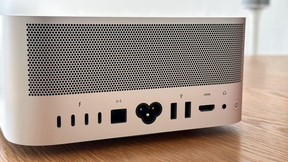 Neuer Desktop-Rechner: Die Rückseite des Mac Studio M2 bietet jede Menge Anschlüsse Die Rückseite des Mac Studio M2 bietet jede Menge Anschlüsse