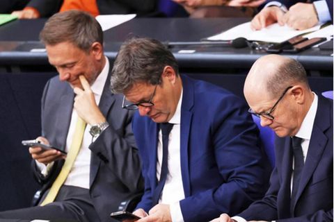 Bundeskanzler Scholz, Wirtschaftsminister Habeck und Finanzminister Lindner sitzen im Bundestag nebeneinader