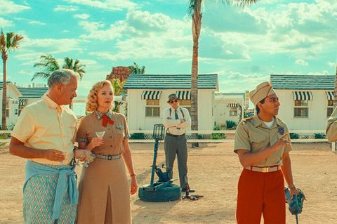 Exzentriker in Pastell bei Wes Anderson: Szene mit Tom Hanks (v.l.), Hope Davis, Tony Revolori und Liev Schreiber