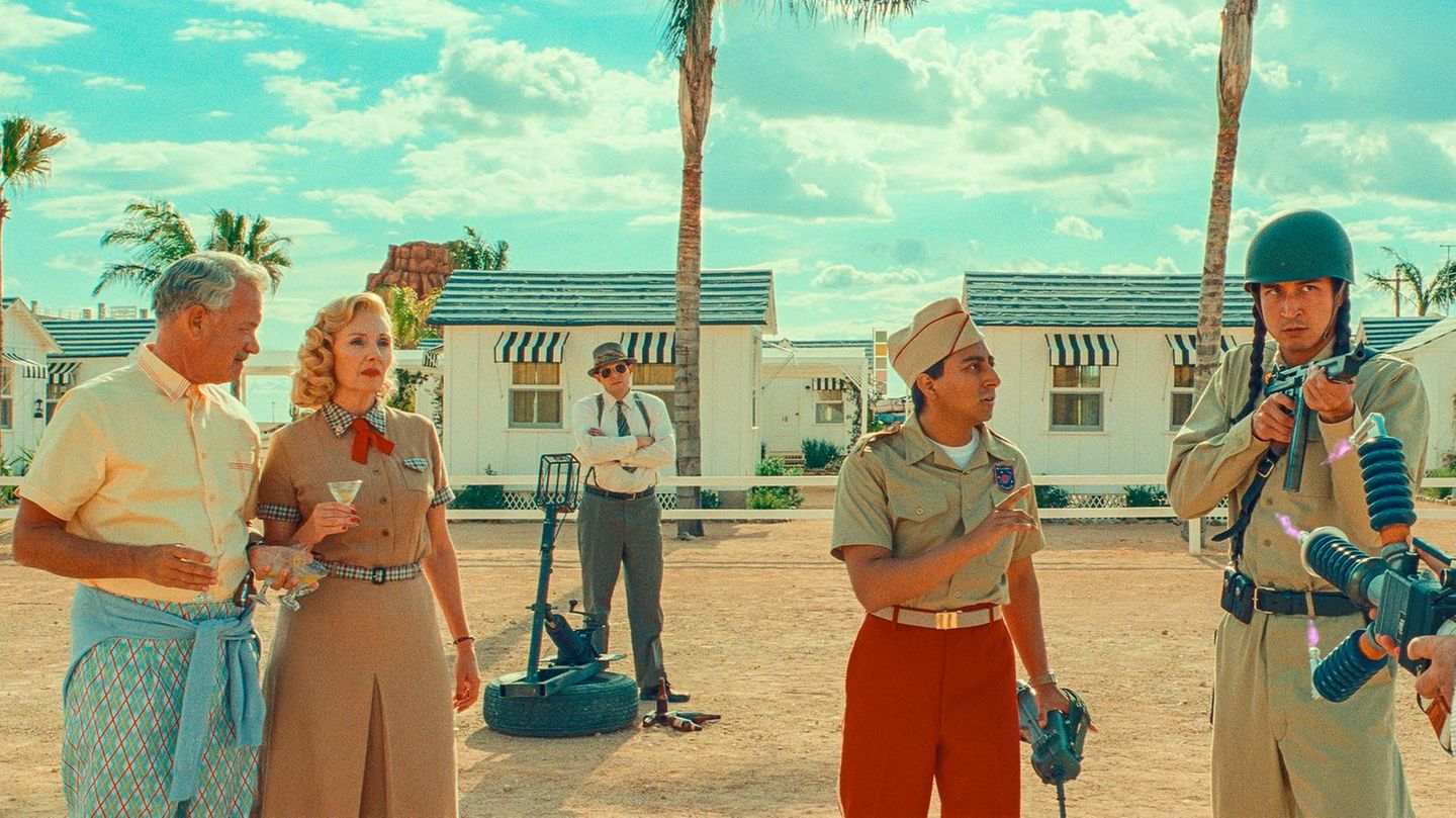 Kinofilm: Exzentriker in Pastell bei Wes Anderson: Szene mit Tom Hanks (v.l.), Hope Davis, Tony Revolori und Liev Schreiber Exzentriker in Pastell bei Wes Anderson: Szene mit Tom Hanks (v.l.), Hope Davis, Tony Revolori und Liev Schreiber