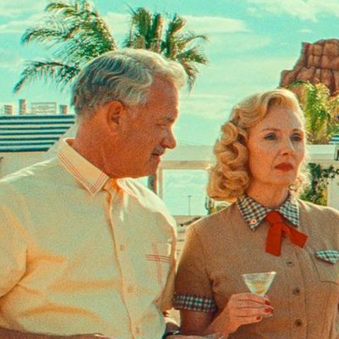 Exzentriker in Pastell bei Wes Anderson: Szene mit Tom Hanks (v.l.), Hope Davis, Tony Revolori und Liev Schreiber
