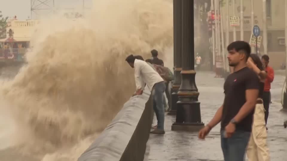 Video: Indien: Alarm wegen Wirbelsturm