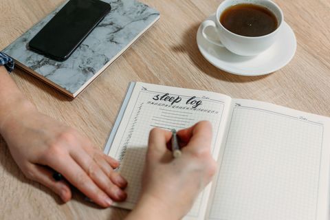 Ein Frau füllt ihr Bullet Journal aus