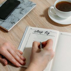 Ein Frau füllt ihr Bullet Journal aus