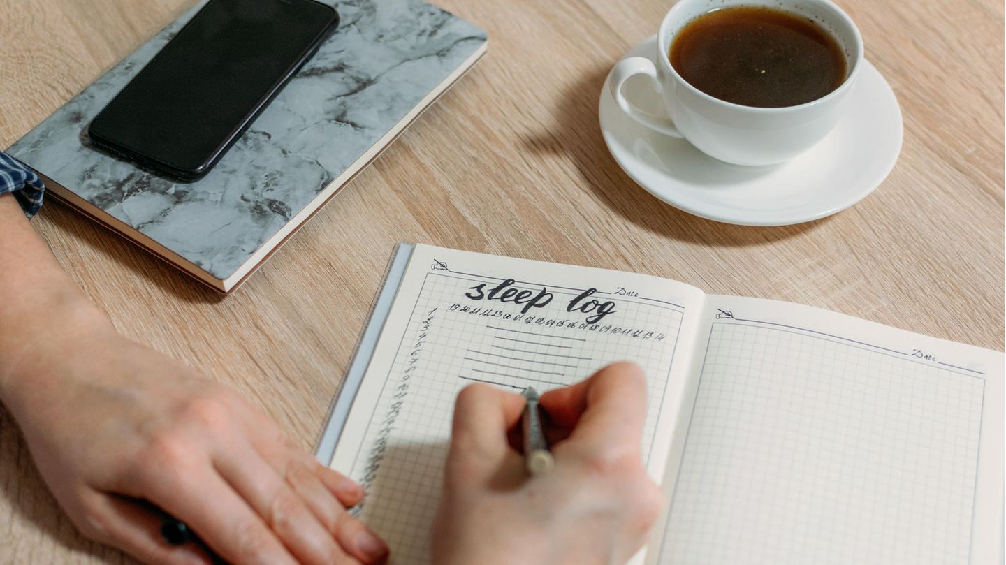 Ein Frau füllt ihr Bullet Journal aus