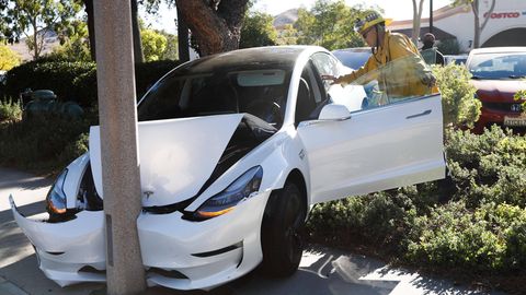 Ein Tesla-Auto ist frontal auf eine Säule geprallt
