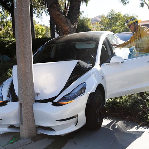 Ein Tesla-Auto ist frontal auf eine Säule geprallt
