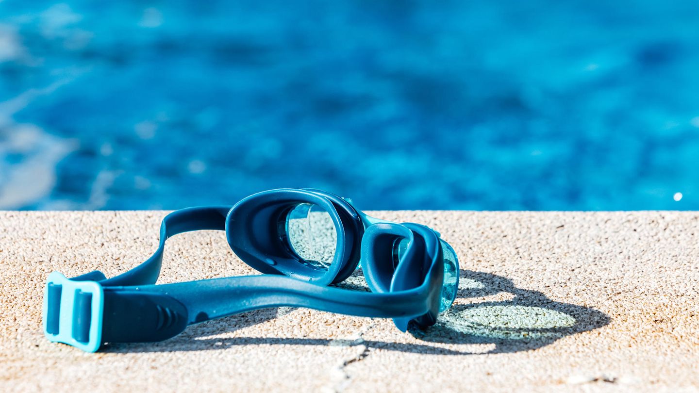 Taucherbrille am Pool Taucherbrille am Pool