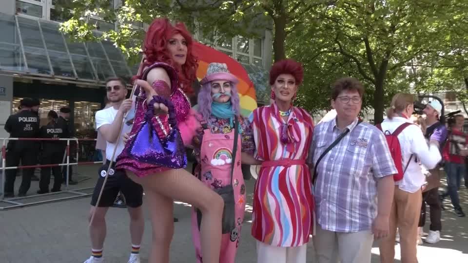 Video: Drag-Lesung in München sorgt für Proteste