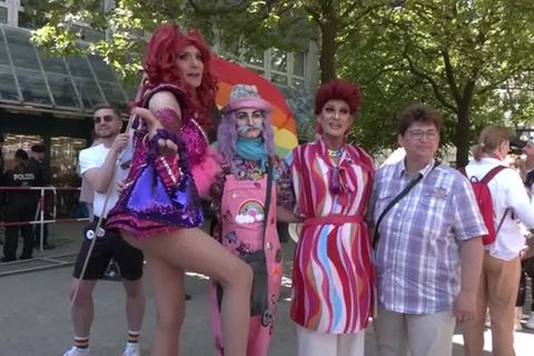 Video: Drag-Lesung in München sorgt für Proteste