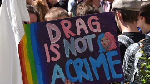 Ein Meer von Regenbogen und bunten Plaktaten ist auf der Solidaritätsbekundung von "München ist bunt" zu sehen.