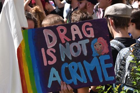 Ein Meer von Regenbogen und bunten Plaktaten ist auf der Solidaritätsbekundung von "München ist bunt" zu sehen.