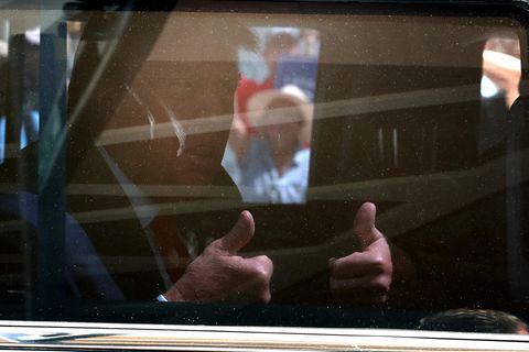 Donald Trump fährt in einer Limousine vom Gerichtsgebäude weg