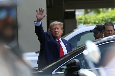 Donald J. Trump macht nach der Anhörung vor dem Bundesgericht in Miami einen Zwischenstopp in einem kubanischen Restaurant, um dort mit Unterstützern zu beten und feiern