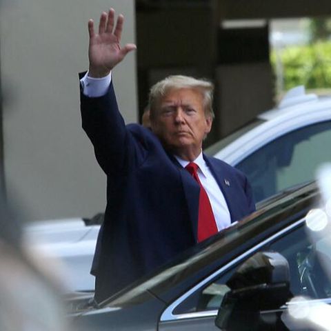 Donald J. Trump macht nach der Anhörung vor dem Bundesgericht in Miami einen Zwischenstopp in einem kubanischen Restaurant, um dort mit Unterstützern zu beten und feiern
