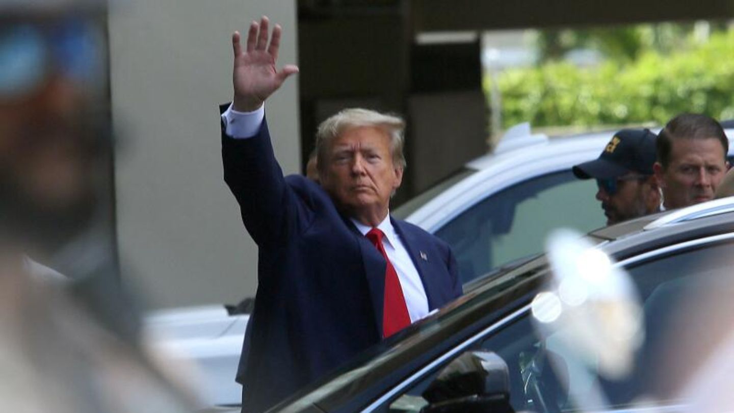 Donald Trump nach seiner Anhörung Donald J. Trump macht nach der Anhörung vor dem Bundesgericht in Miami einen Zwischenstopp in einem kubanischen Restaurant, um dort mit Unterstützern zu beten und feiern