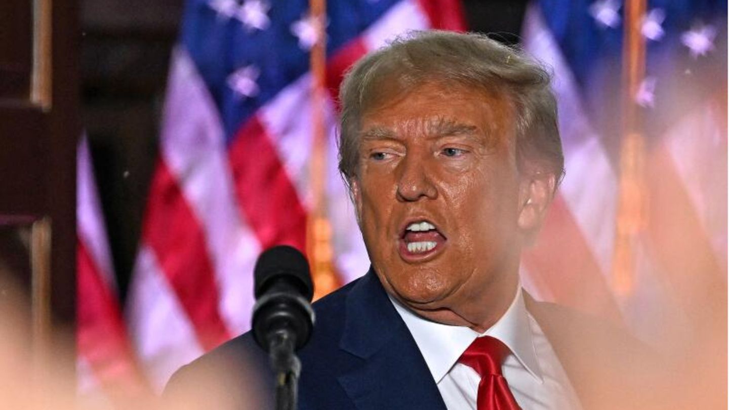 Donald Trump gestikuliert nach einer Rede im Trump National Golf Club in Bedminster, New Jersey