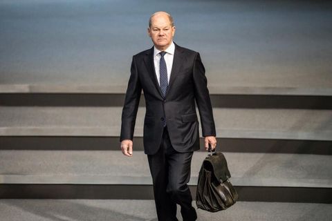 Bundeskanzler Olaf Scholz (SPD) kommt in den Bundestag