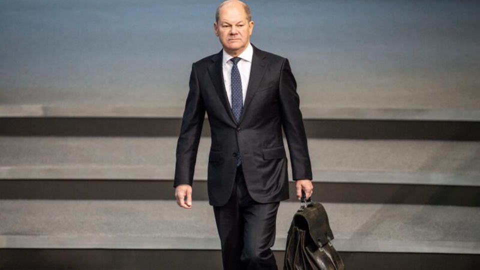 Bundeskanzler Olaf Scholz (SPD) kommt in den Bundestag