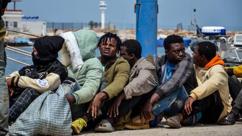 Subsaharische Migranten, die von der tunesischen Marine-Nationalgarde im Mittelmeer abgefangen wurden, warten im Hafen von Sfax
