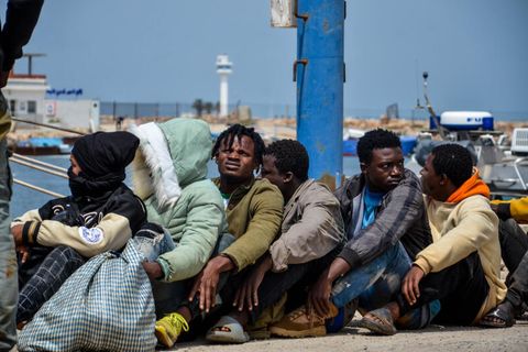 Subsaharische Migranten, die von der tunesischen Marine-Nationalgarde im Mittelmeer abgefangen wurden, warten im Hafen von Sfax