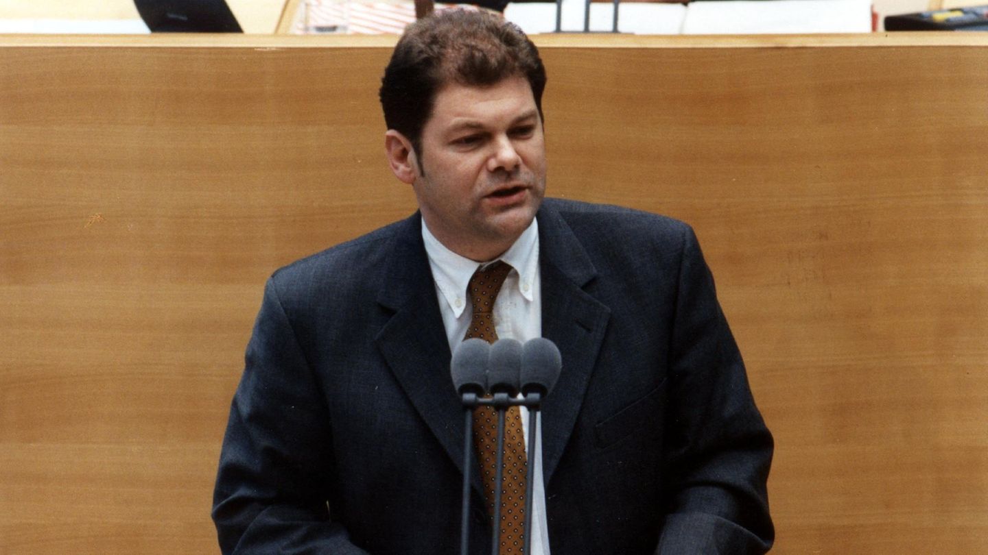 Der SPD-Bundestagsabgeordnete Olaf Scholz im November 1998 am Rednerpult im Deutschen Bundestag