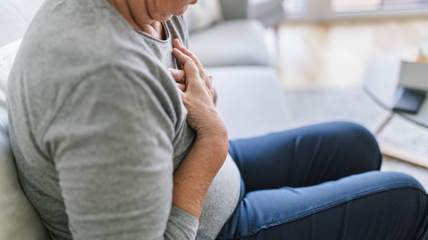 Eine Frau hat einen Herzinfarkt