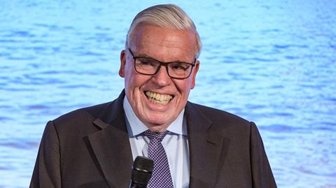 Klaus-Michael Kühne, HSV--Retter, Unternehmer und Manager, spricht auf einer Veranstaltung im Jahr 2018