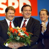 Bundeskanzler Gerhard Schröder auf dem SPD-Sonderparteitag in Berlin seinen Arm um den neuen Generalsekretär Olaf Scholz