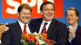 Bundeskanzler Gerhard Schröder auf dem SPD-Sonderparteitag in Berlin seinen Arm um den neuen Generalsekretär Olaf Scholz