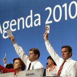 Olaf Scholz stimmt 2003 auch gemeinsam mit Gerhard Schröder für die "Agenda 2010". Mit dem Paket wurde der Kündigungsschutz gelockert, die Praxisgebühr bei Ärztinnen und Ärzten eingeführt und die Arbeitslosen- und Sozialhilfe zusammengelegt. Das erschüttert die Partei damals in ihren Grundfesten und führt zu viel Kritik auf Seiten der Gewerkschaften. Rund 20 Jahre später wird Scholz, dann als Bundeskanzler, Hartz IV durch das Bürgergeld ersetzen.
