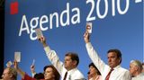 Olaf Scholz stimmt 2003 auch gemeinsam mit Gerhard Schröder für die "Agenda 2010". Mit dem Paket wurde der Kündigungsschutz gelockert, die Praxisgebühr bei Ärztinnen und Ärzten eingeführt und die Arbeitslosen- und Sozialhilfe zusammengelegt. Das erschüttert die Partei damals in ihren Grundfesten und führt zu viel Kritik auf Seiten der Gewerkschaften. Rund 20 Jahre später wird Scholz, dann als Bundeskanzler, Hartz IV durch das Bürgergeld ersetzen.