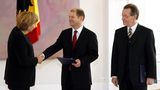 Angela Merkel schüttelt Olaf Scholz die Hand, Franz Müntefering steht daneben