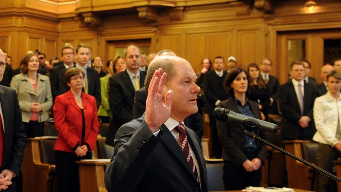 2011: Wahl zum Ersten Bürgermeister in Hamburg Im März 2011 wird Olaf Scholz im Rathaus von Hamburg vereidigt