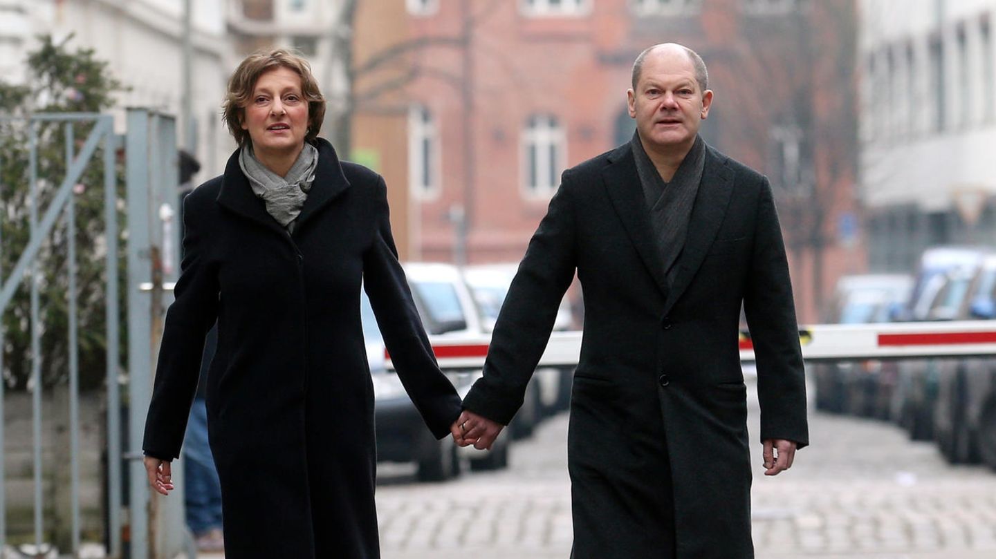 2015: Olaf Scholz wird als Bürgermeister bestätigt Olaf Scholz und seine Ehefrau Britta Ernst