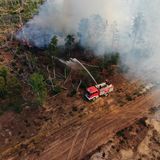 Anfang Juni fängt eine Waldfläche in Brandenburg Feuer. Das Problem: das Gebiet südlich von Berlin ist durch Bundeswehrübungen mit Munition belastet, die Feuerwehr muss beim Löschen sehr vorsichtig sein und kann keine Löschtrupps nah ans Feuer schicken, ohne sie durch explodierende Munition zu gefährden. Gelöscht wird also aus größerer Distanz oder sogar aus der Luft.