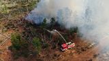 Anfang Juni fängt eine Waldfläche in Brandenburg Feuer. Das Problem: das Gebiet südlich von Berlin ist durch Bundeswehrübungen mit Munition belastet, die Feuerwehr muss beim Löschen sehr vorsichtig sein und kann keine Löschtrupps nah ans Feuer schicken, ohne sie durch explodierende Munition zu gefährden. Gelöscht wird also aus größerer Distanz oder sogar aus der Luft.