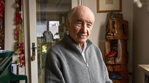 Armin Mueller Stahl sitzt vor einem Klavier