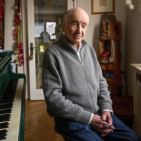 Armin Mueller Stahl sitzt vor einem Klavier