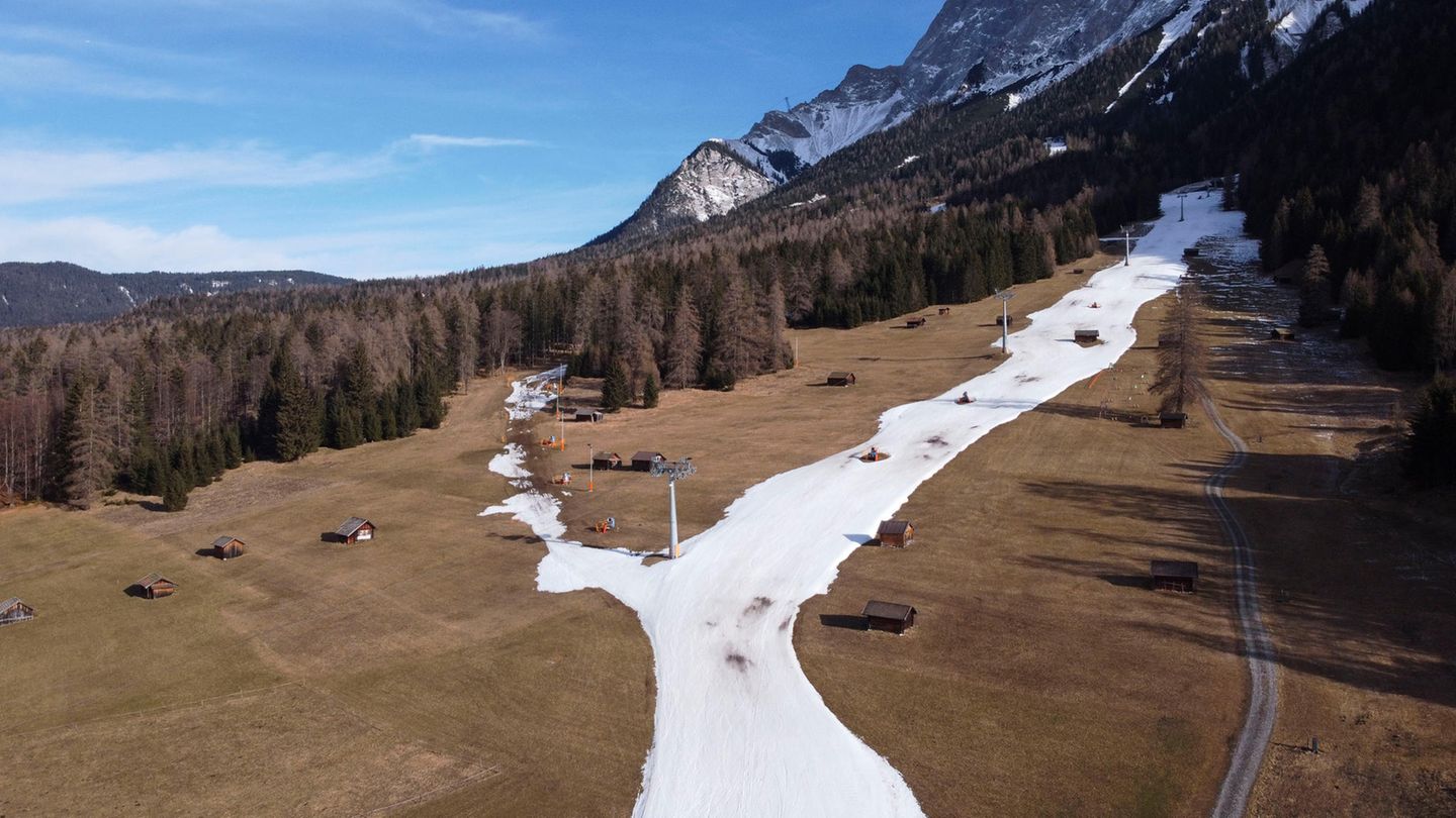 Ähnlich sieht es Mitte Januar in Ehrwald, einem Skigebiet in Österreich, aus: Nur auf einem schmalen Streifen liegt überhaupt Schnee, abseits der beschneiten Piste ist nur Wiese zu sehen.