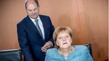 2018 verlässt Olaf Scholz Hamburg als Erster Bürgermeister, sein Parteikollege Peter Tschentscher beerbt ihn. Scholz wird zu diesem Zeitpunkt in das vierte Kabinett von Kanzlerin Merkel berufen – dieses Mal als Bundesfinanzminister und Vizekanzler.