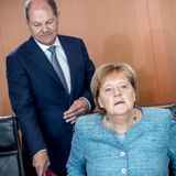 2018 verlässt Olaf Scholz Hamburg als Erster Bürgermeister, sein Parteikollege Peter Tschentscher beerbt ihn. Scholz wird zu diesem Zeitpunkt in das vierte Kabinett von Kanzlerin Merkel berufen – dieses Mal als Bundesfinanzminister und Vizekanzler.