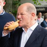 Olaf Scholz beißt in eine Bratwurst