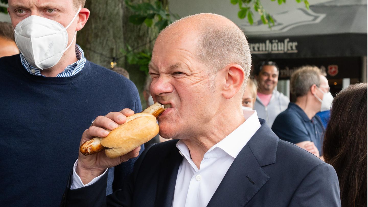 2021: Auf Wahlkampftour Olaf Scholz beißt in eine Bratwurst