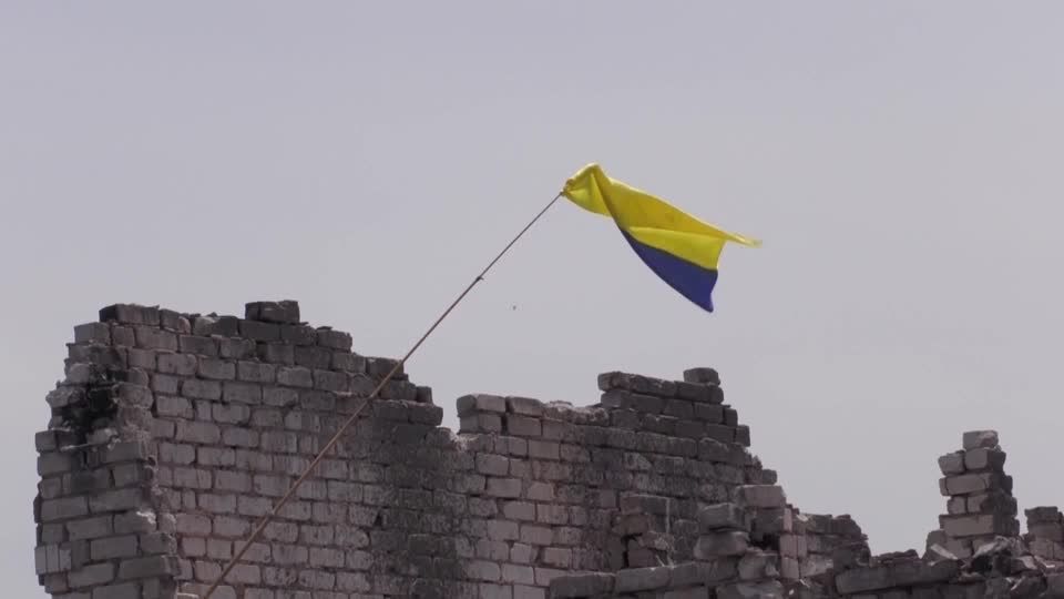 Video: Ukrainische Flagge über befreitem Dorf