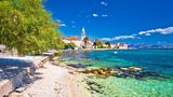Schluss mit lustig in Kroatien: In der beliebten Urlaubsregion rund um die kroatische Stadt Split herrschen seit kurzem neue Gesetze, die vor allem darauf abzielen, den teilweise ausufernden Sauftourismus in der Küstenstadt zu unterbinden. Laut einem Bericht des österreichischen Online-Portals "oe24.at" kam es in der Vergangenheit immer wieder zu Eskapaden von betrunkenen Touristen, auf die der Stadtrat nun mit entsprechenden Verboten reagiert. So werden etwa Aktionen wie Wildpinkeln, Alkoholkonsum in der Altstadt außerhalb von Lokalen, Baden in Brunnen oder das Nächtigen in der Öffentlichkeit mit einer Geldstrafe von 300 Euro gefahndet. Und auch, wer zu viel Alkohol getrunken hat und sich deshalb in der Öffentlichkeit übergeben muss, wird zur Kasse gebeten – hier werden 150 Euro fällig. 