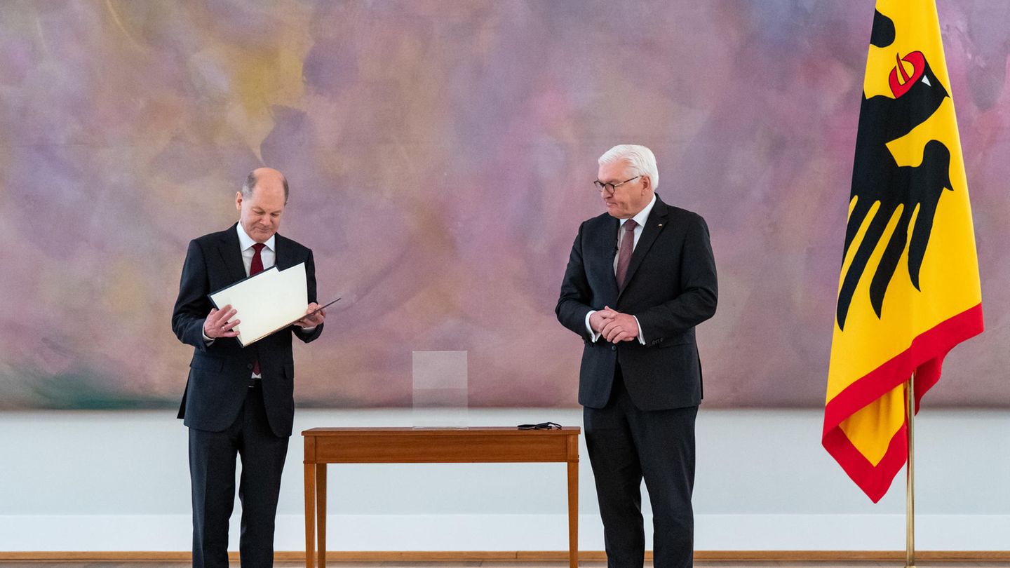 Olaf Scholz erhält von Bundespräsident Frank-Walter Steinmeier im Schloss Bellevue die Ernennungsurkunde