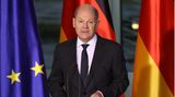 Der Ukraine-Krieg wird nicht die einzige Baustelle des Bundeskanzlers bleiben. Die Koalition hat sich in manchen Themen verkeilt: Wochenlange Streitereien über Waffenlieferungen, eine mögliche Impfpflicht und das Heizungsgesetz prägen die Debatten über die Ampel. Besonders laut sind die Grünen und die FDP, während Olaf Scholz öffentlich eher wenig von sich hören lässt. Laut einer stern-Umfrage von Ende Mai halten ihn nur 23 Prozent der Bürgerinnen und Bürger für führungsstark. Auch die Umfragewerte der SPD waren schon besser – sie liegt mit 18 Prozent gleichauf mit der AfD. Gleichzeitig reduzierte die Koalition die Gas-Abhängigkeit von Russland massiv, bescherte der Bundeswehr ein 100-Milliarden-Euro starkes Sondervermögen und kippte den Werbeparagraphen für Abtreibung § 219a im Strafgesetzbuch.